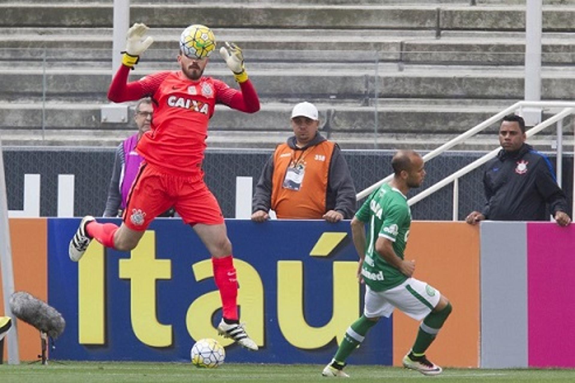 Walter se machucou na partida contra a Chape