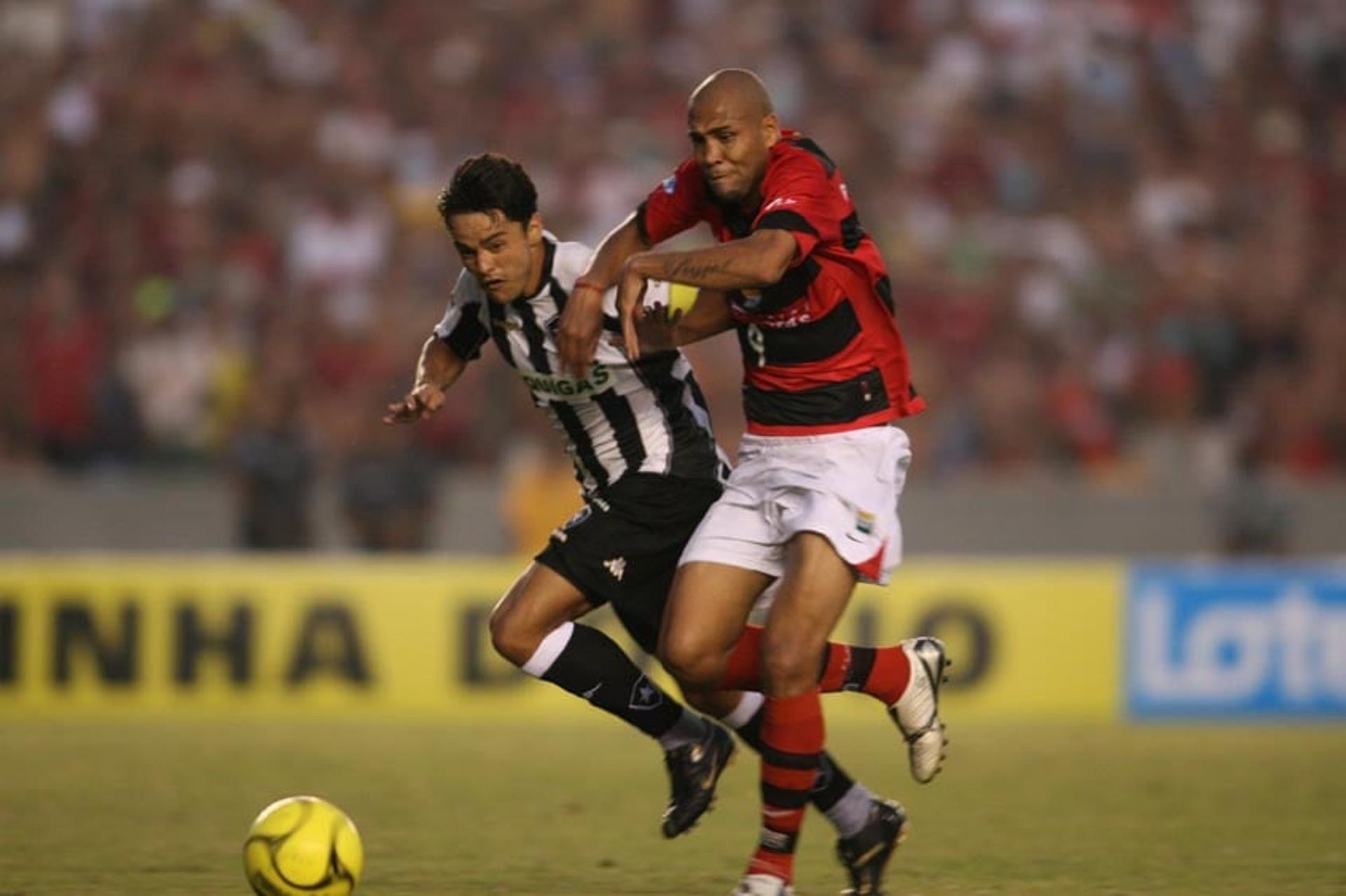 O Flamengo de Souza venceu o Botafogo de Juninho na decisão do Carioca de 2007. Após dois empates por 2 a 2, o Rubro-Negro levou o título na decisão por pênaltis.