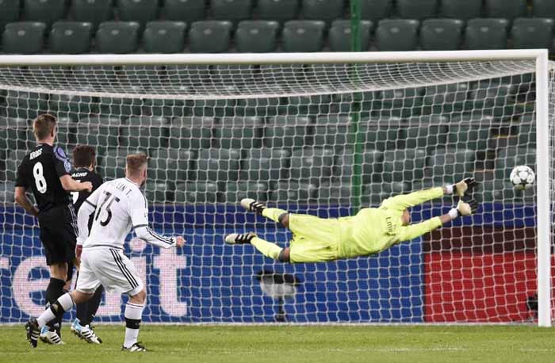 O goleiro Navas salva o Real Madrid no empate com o Legia