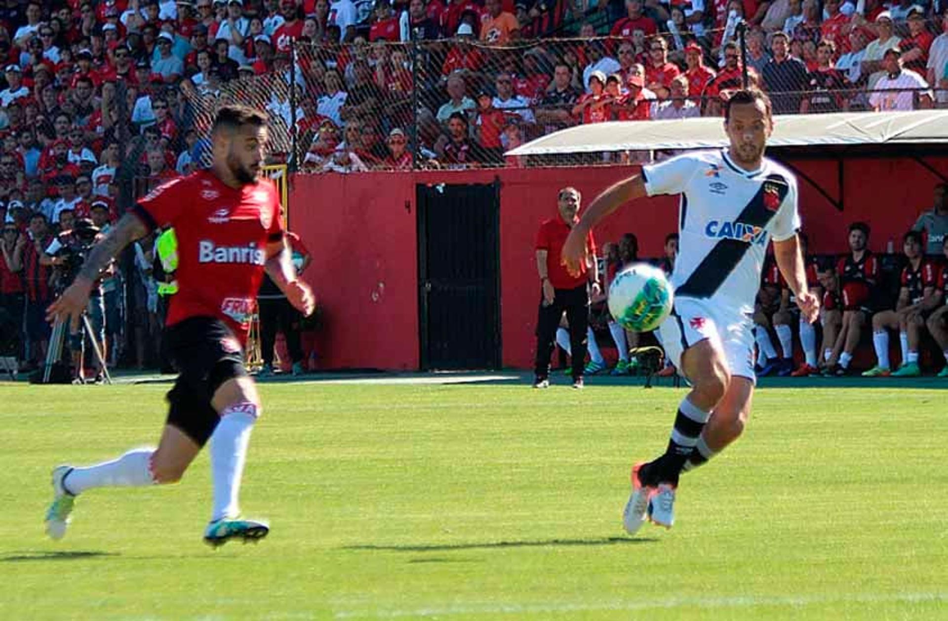 Nenê reclamou da arbitragem