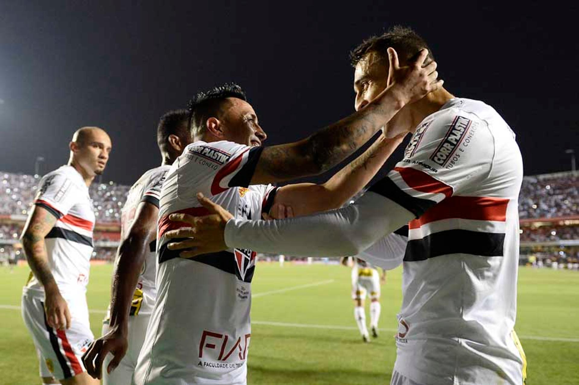 São Paulo goleia o Corinthians no Morumbi&nbsp;