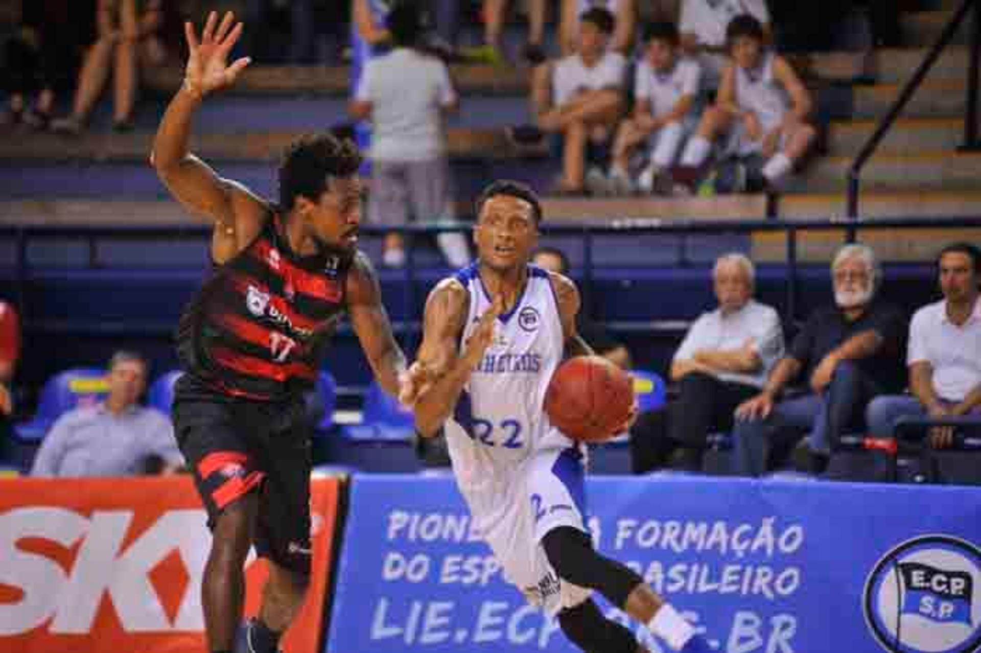 NBB - Vitória x Pinheiros - Holloway teve grande atuação, mas não evitou o revés do Pinheiros em casa