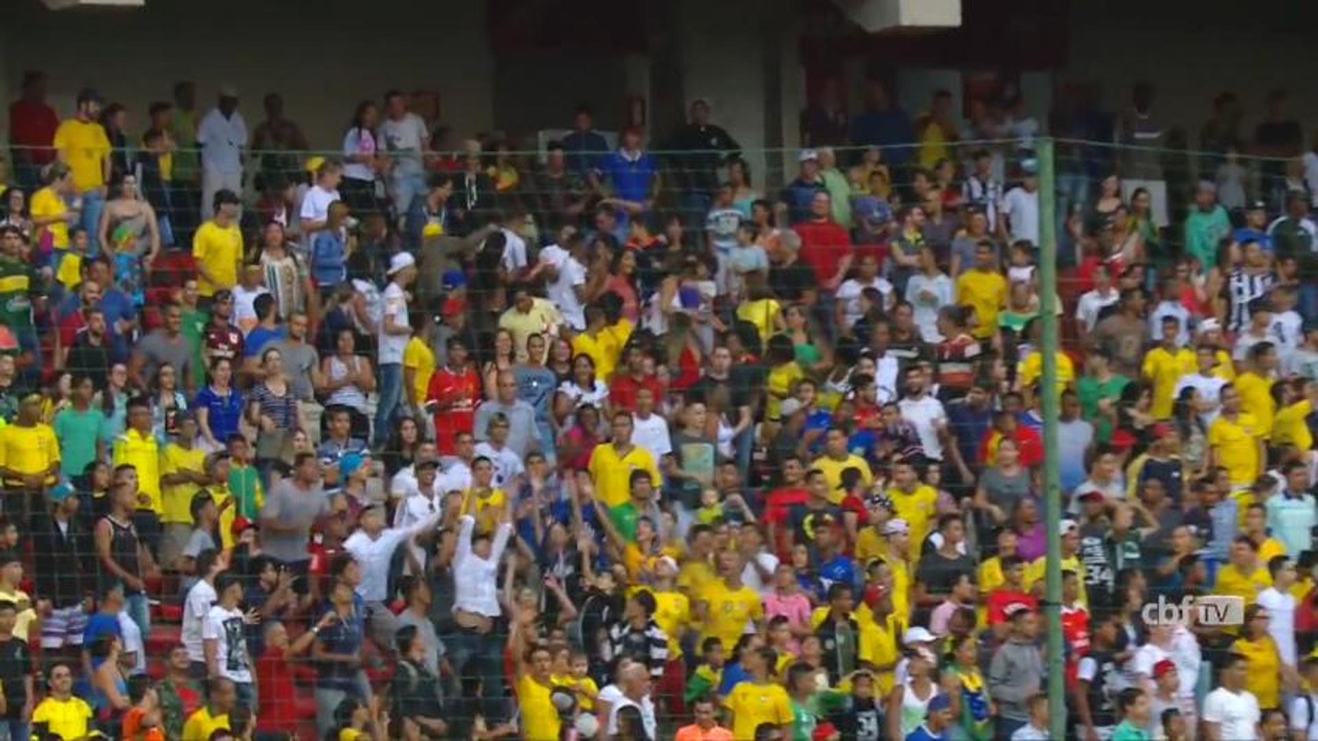 Mineiros comparecem em treino da Seleção e jogadores chutam bolas para a torcida