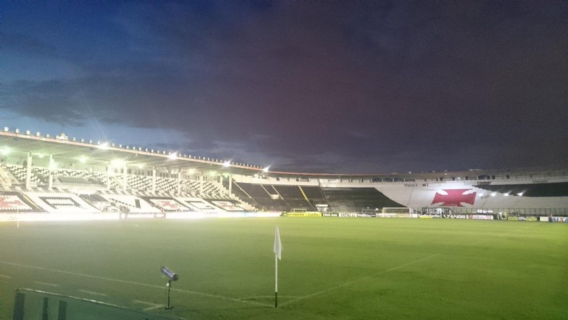 São Januário não teve bom público ao longo da Série B do Brasileiro em jogos do Vasco. Veja fotos a seguir