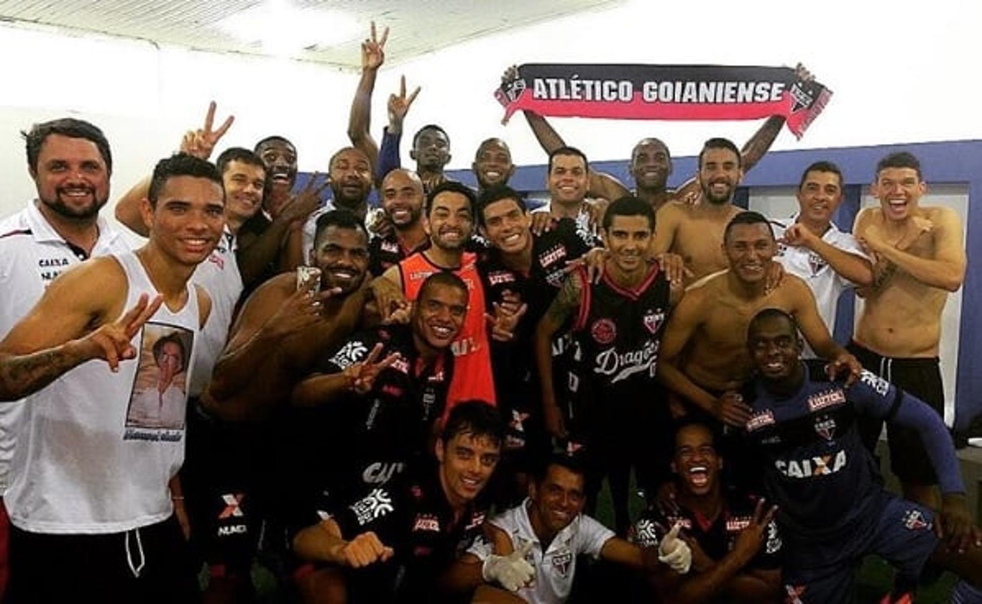 Atlético-GO comemoração vestiário