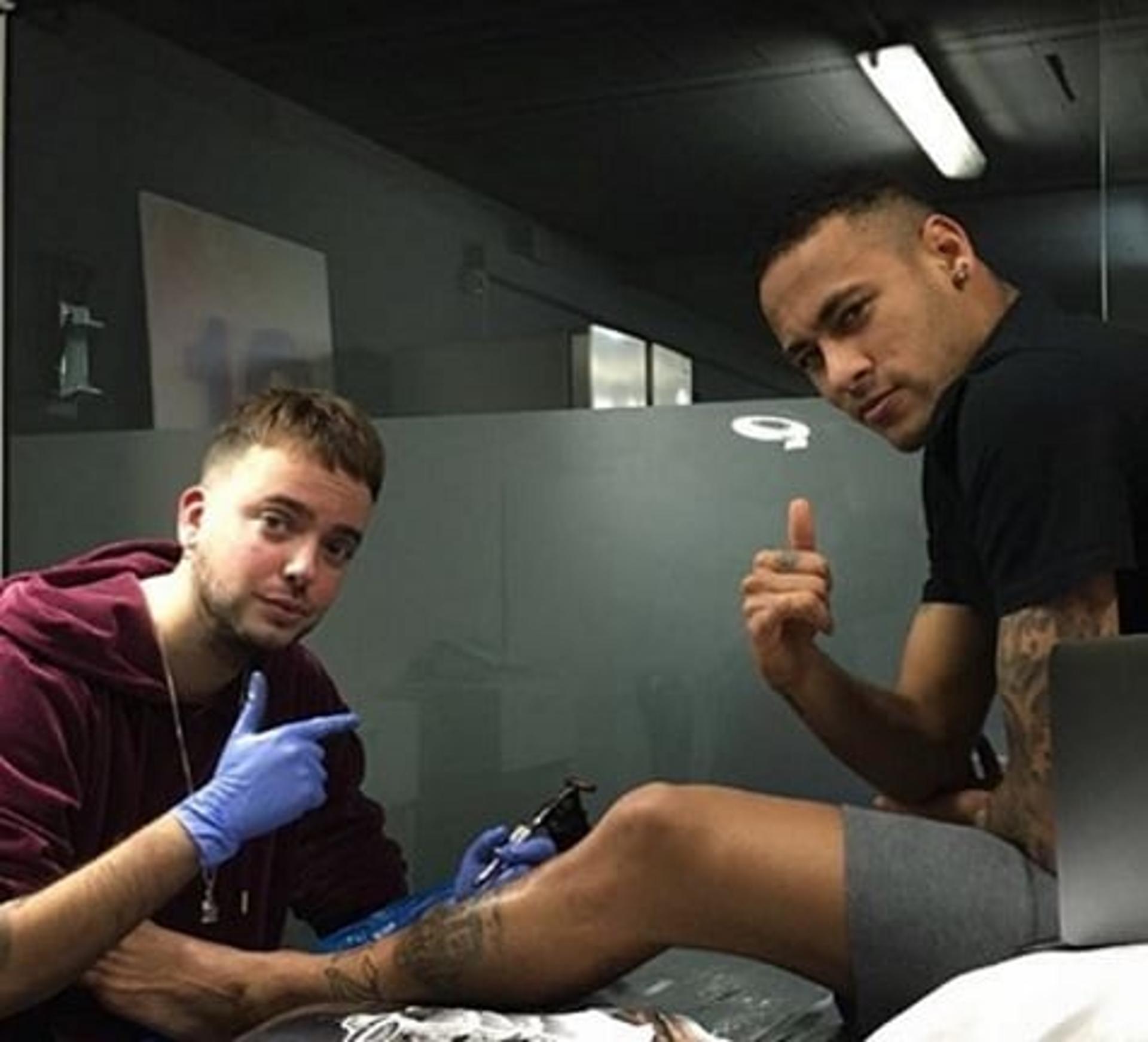 Neymar faz nova tatuagem antes do duelo contra Argentina