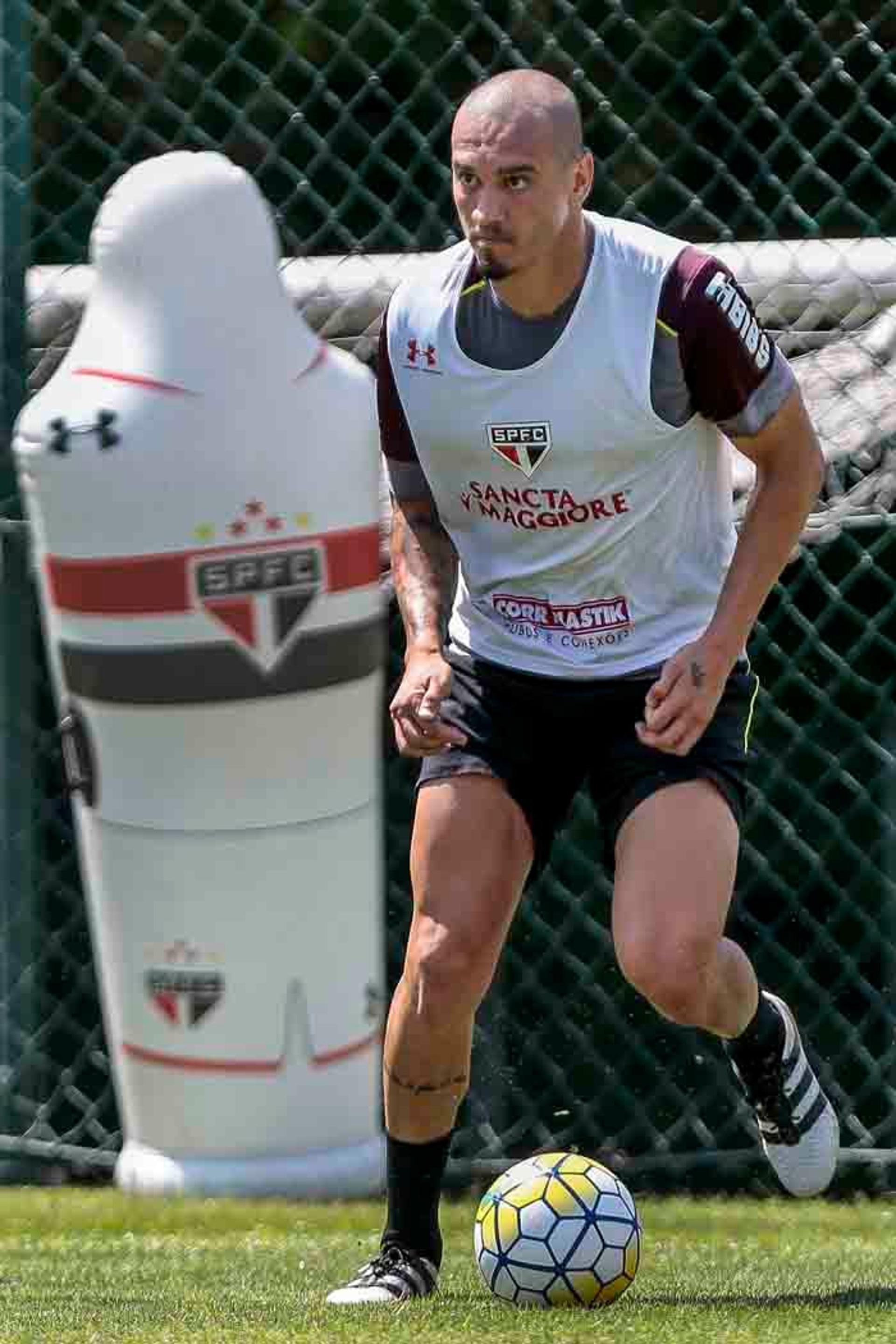 Maicon no treino do São Paulo no CT da Barra Funda