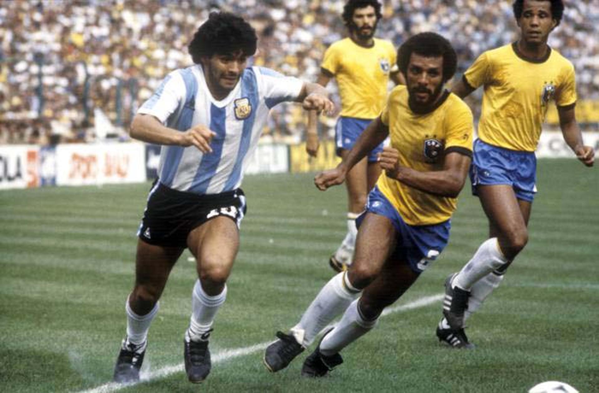 Copa de 82 - Brasil 3 x 1 Argentina - O Brasil vinha de uma 1ª fase 100%, com um futebol envolvente e encantador, exceção a estréia contra a União Soviética. Nesta segunda fase, apenas o melhor do grupo avançaria às semifinais, e os argentinos já haviam perdido para a Itália. Era jogo de vida ou morte. Em campo, o Brasil sobrou com show de bola sobre os hermanos. Zico abriu o placar logo aos 11 minutos. Na 2ª etapa, Serginho Chulapa e Júnior ampliaram para 3 a 0. No fim, Diaz ainda descontou para a eliminada Argentina. <br>