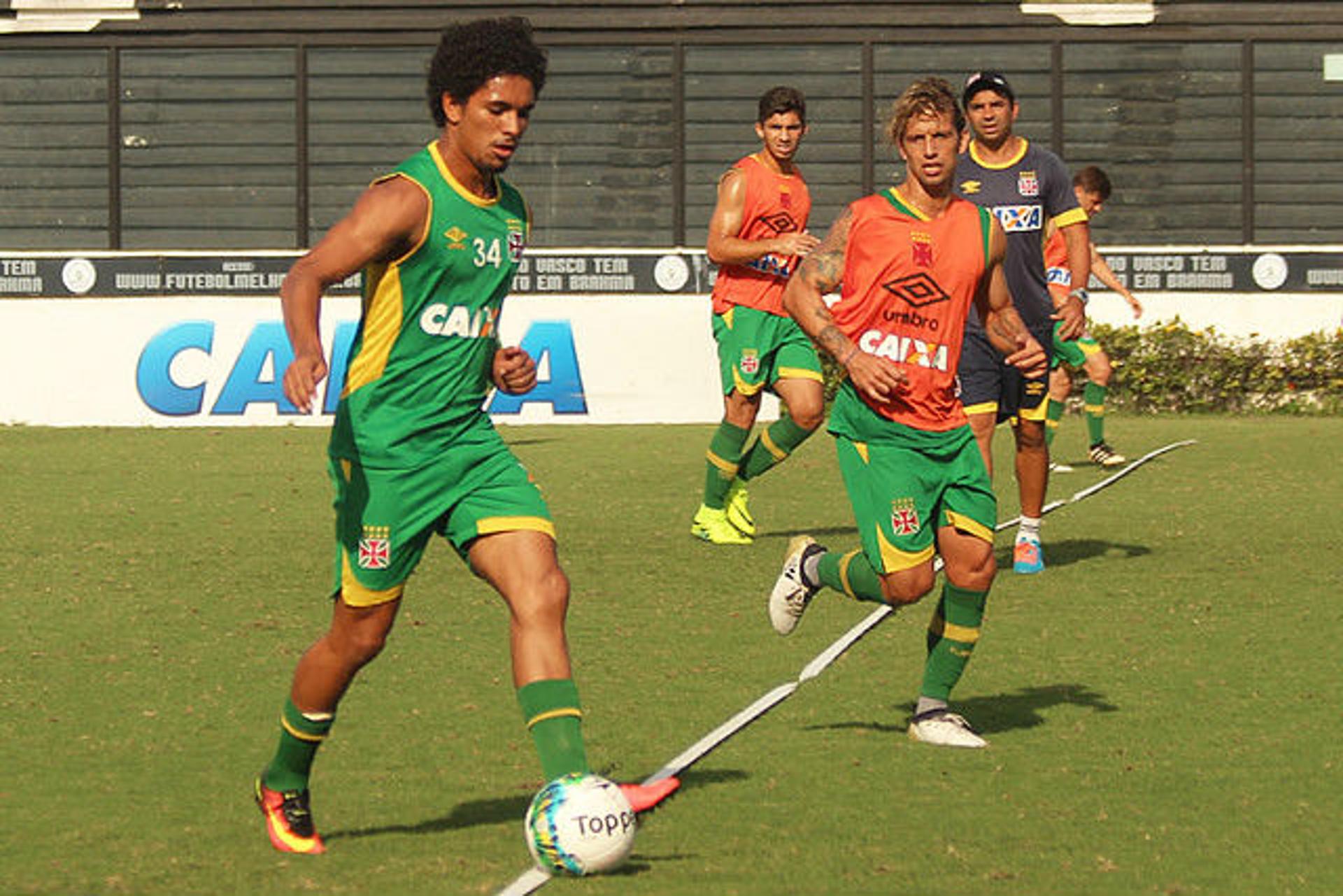 Douglas no treino de quarta-feira do Vasco