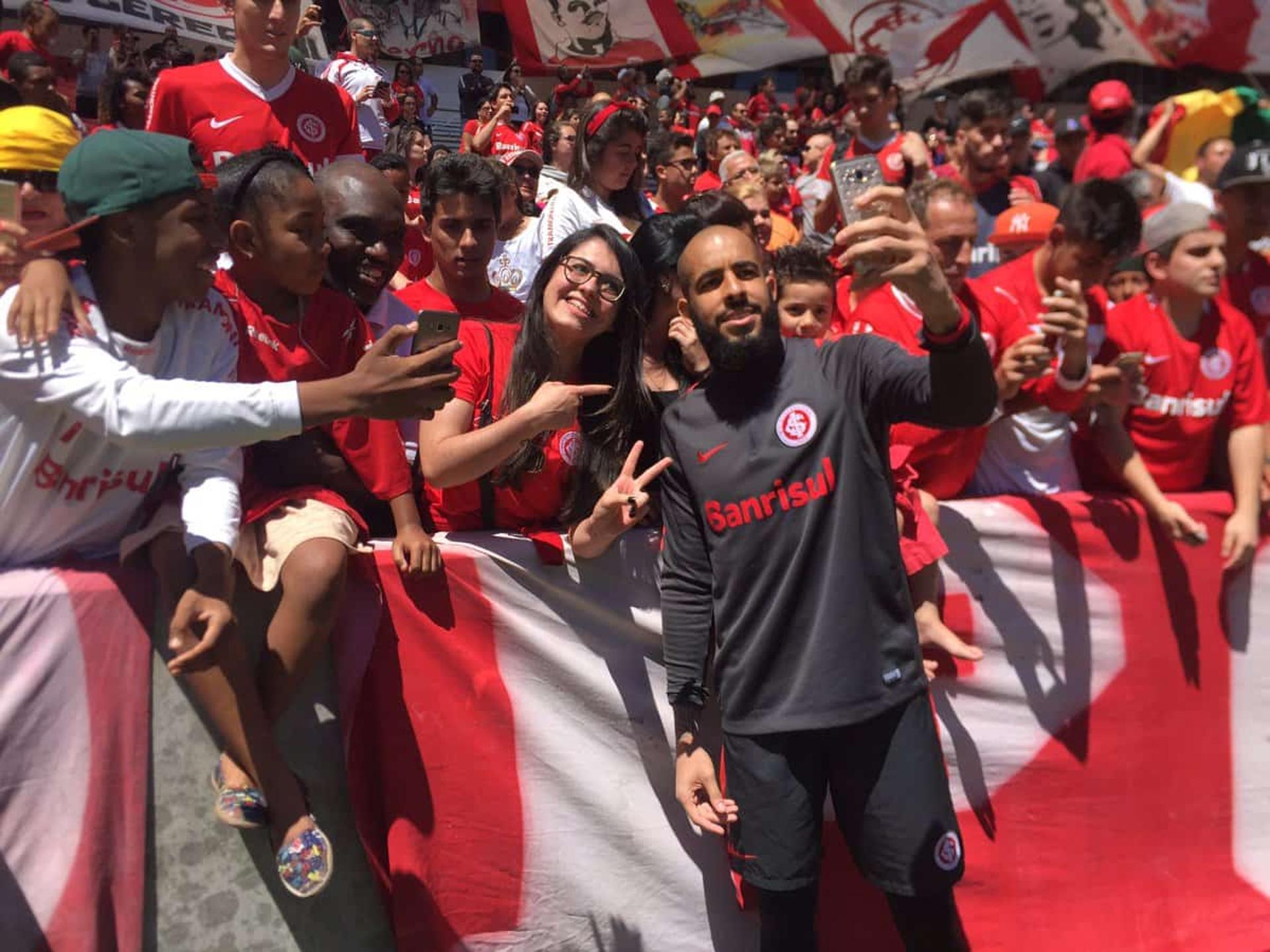 Torcida do Inter no Beira-Rio com Danilo Fernandes