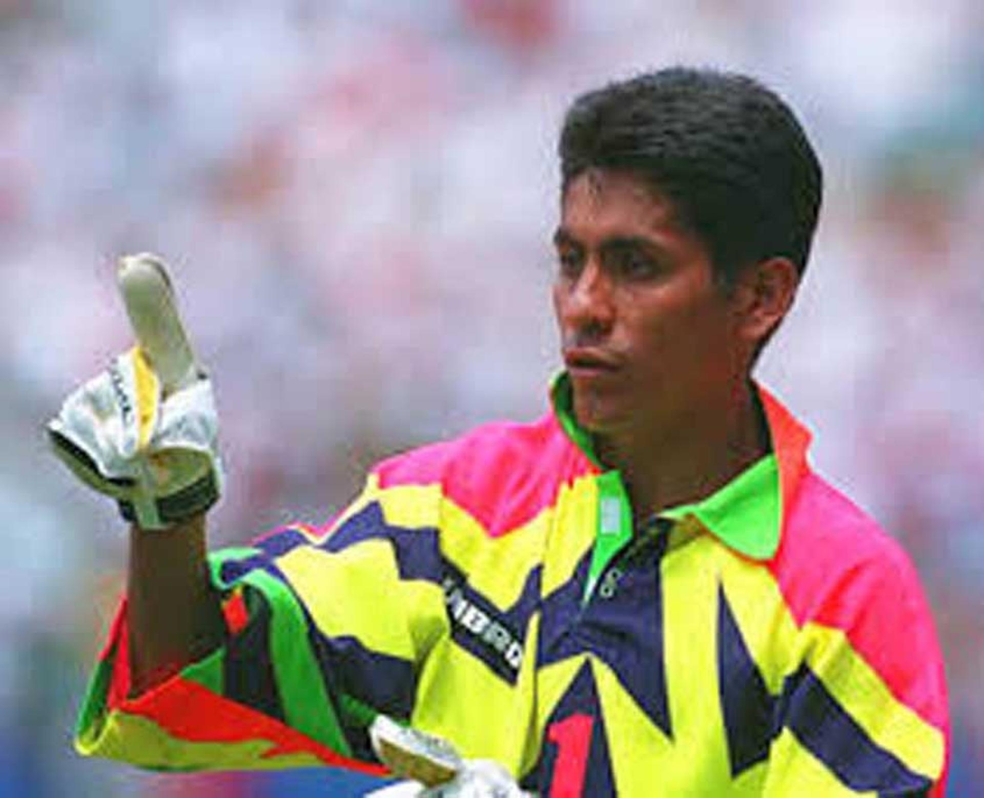 Jorge Campos, ex-goleiro da seleção do México, com um de seus uniformes espalhafotosos