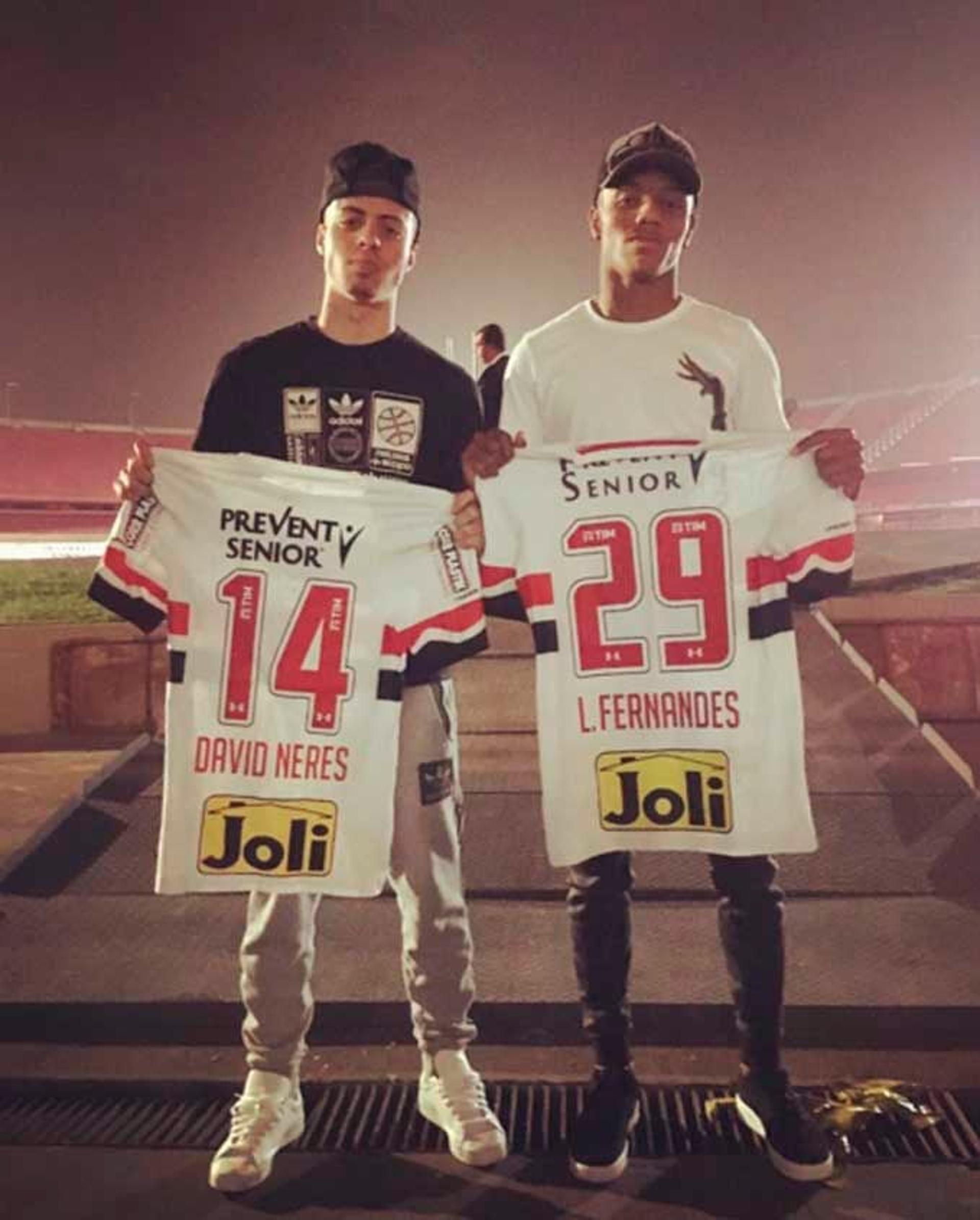 Lucas Fernandes e David Neres postaram fotos juntos em redes sociais com o sonho de jogarem juntos &nbsp;