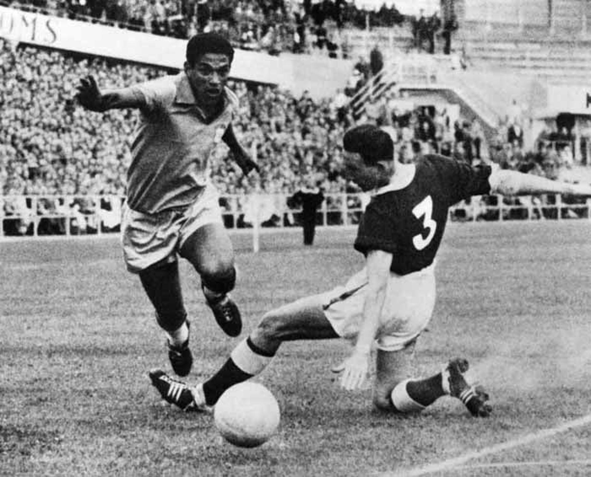 13/04/1957 - Peru 1 x 1 Brasil: Foi o resultado do primeiro jogo entre ambos pelas Eliminatórias. Garrincha jogou pelo Brasil