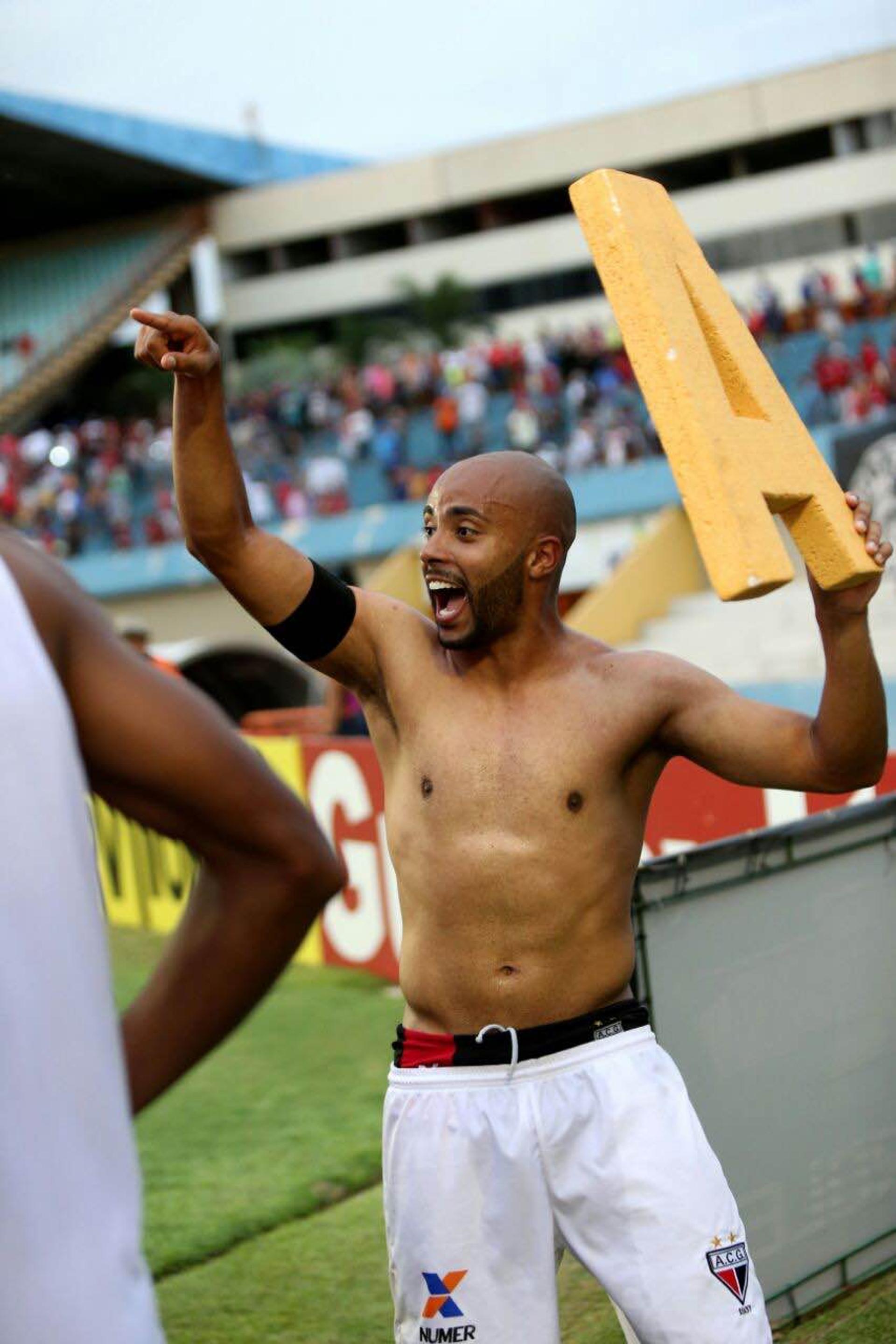 Romário celebra acesso do Atlético-GO (Foto: Divulgação / ACG)