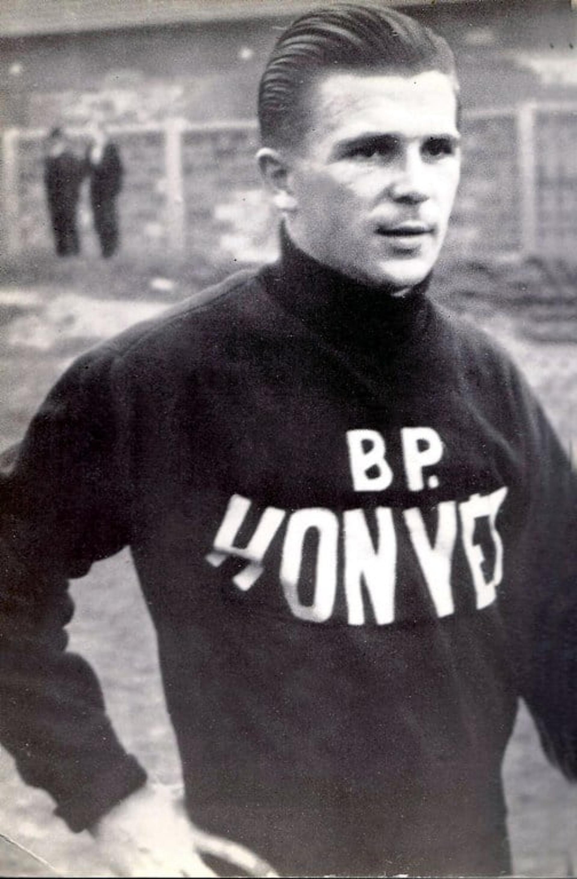 Puskas veste a camisa do Honved Budapest, clube que o revelou