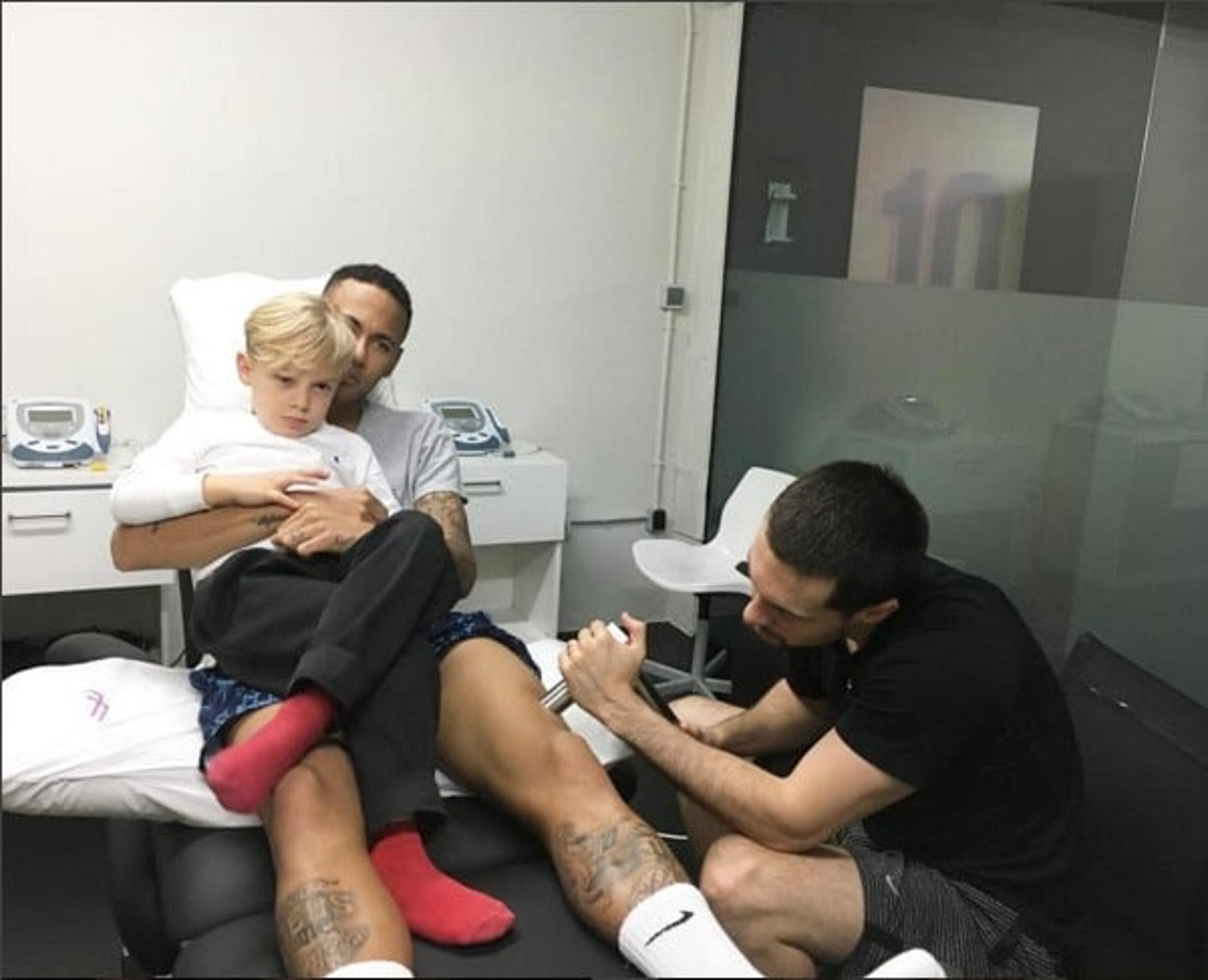 Neymar faz fisioterapia acompanhado do filho David Lucca