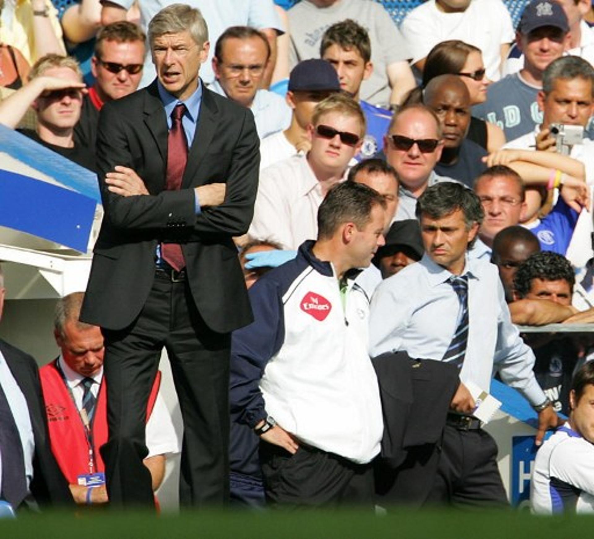 José Mourinho, pelo Chelsea, e Arsène Wenger, pelo Arsenal, na temporada 2004/05