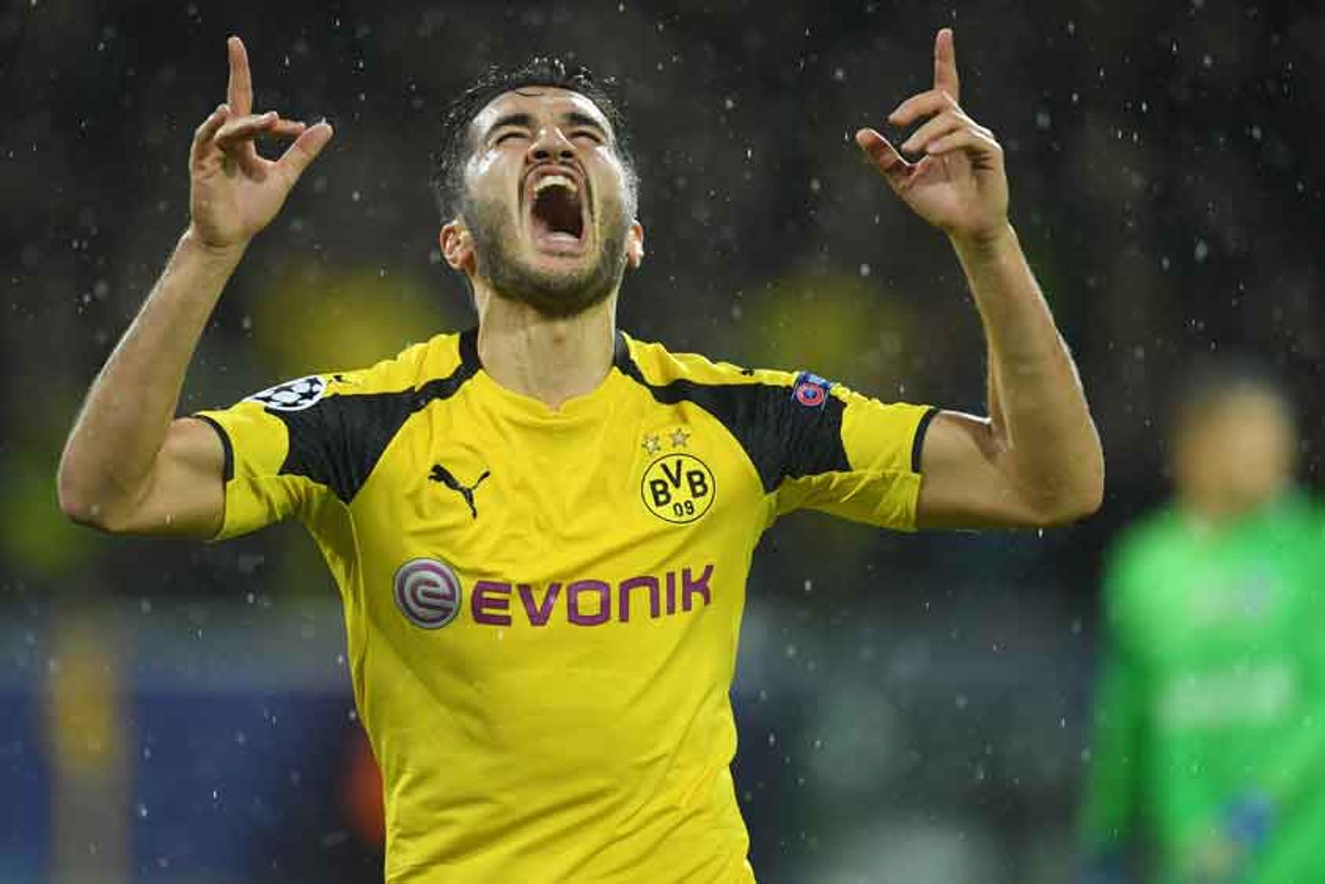 1. Nuri Sahin, Liverpool -&nbsp;Os Reds estavam interessados ​​em acertar com a estrela de Dortmund, mas não conseguira pelas letras pequenas no contrato. A cláusula afirmava que qualquer clube "brigando por título" poderia assinar com ele por uma oferta de mais de 5 milhões de libras