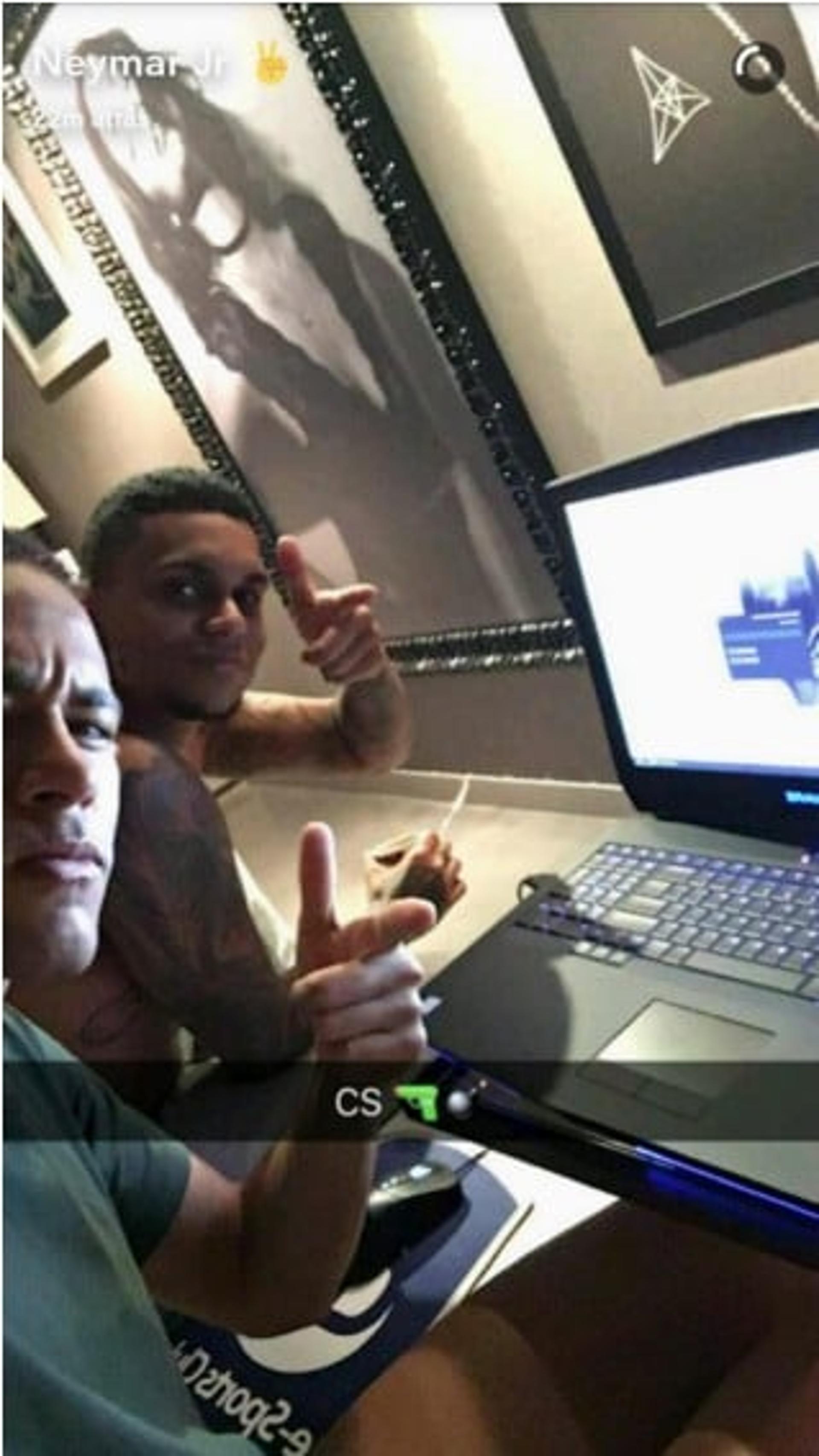 Neymar tem enorme quadro de Marquezine em sua mansão