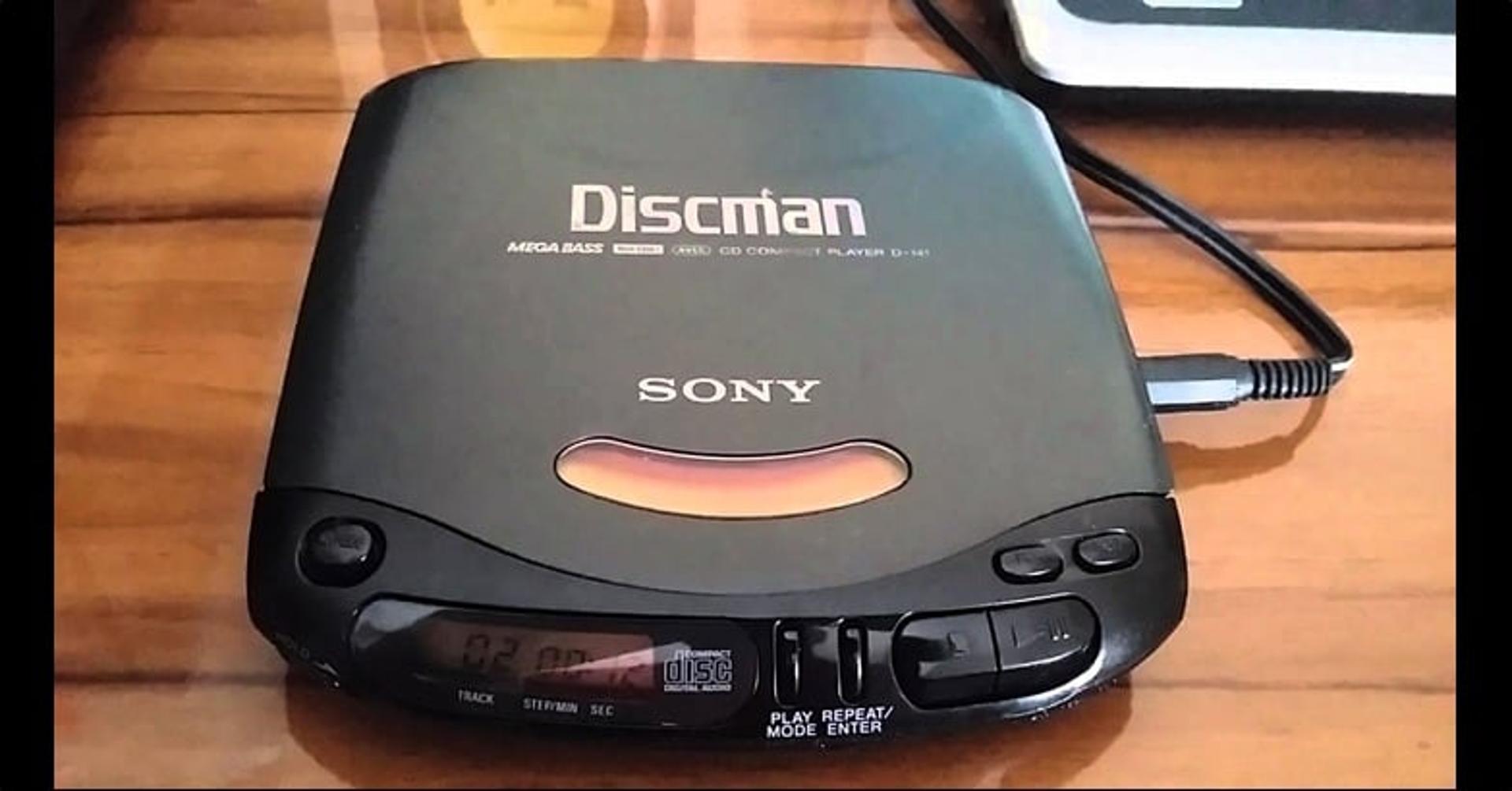 Usávamos discman para ouvir CDs na rua (qualquer pulo a música parava)