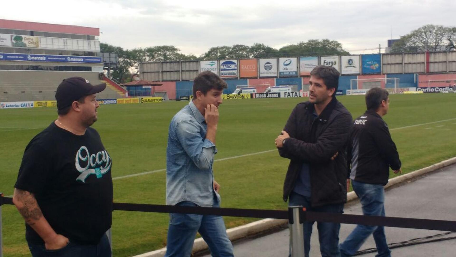 Tcheco (de jeans) e Rodrigo Pastana (de jaqueta preta) acompanharam o duelo contra o Tupi na Vila Capanema