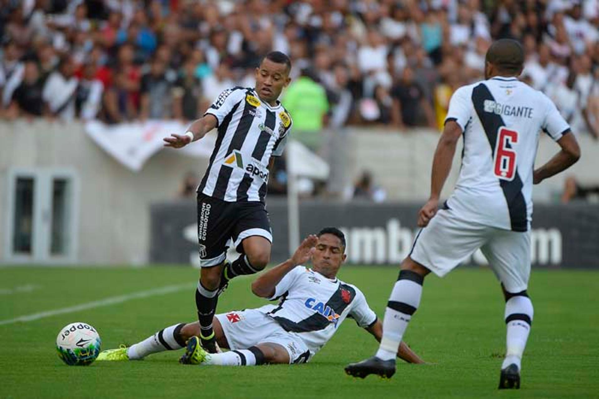 Júlio César observa disputa de bola