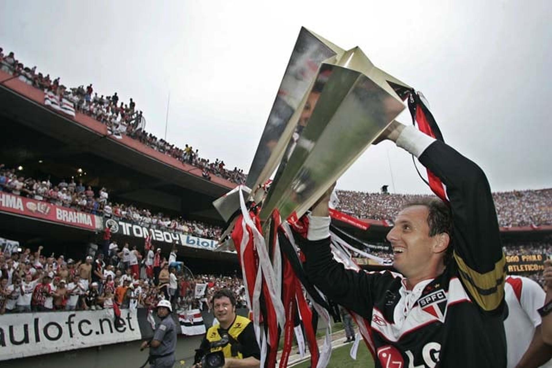 O último período glorioso do São Paulo foi o do tricampeonato brasileiro (2006-2007-2008). Com Rogério Ceni no gol e Muricy Ramalho no banco. &nbsp;A conquista consecutiva de três títulos ainda não foi igualada por nenhum outro clube na chamada era dos pontos corridos&nbsp;