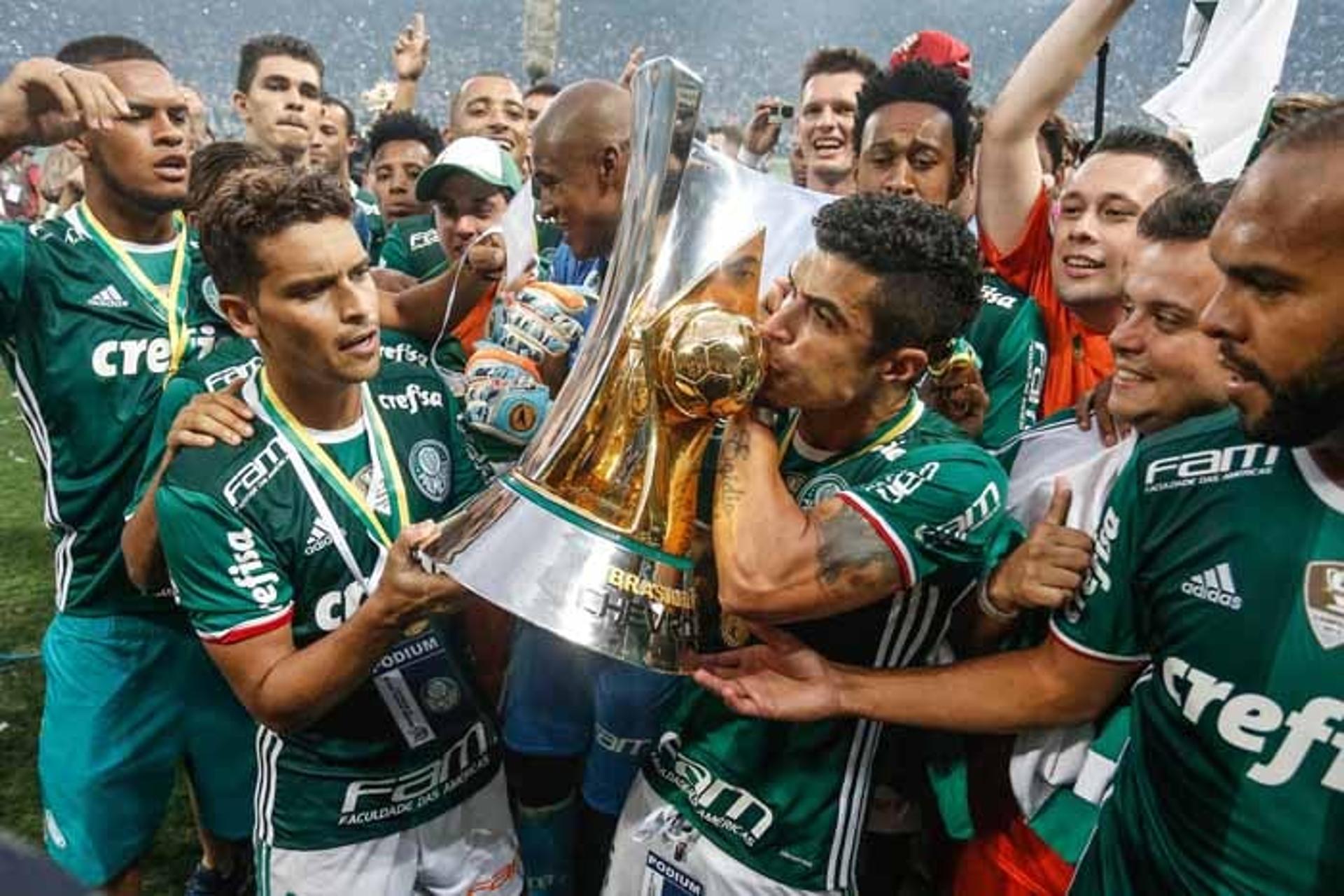 Campeão brasileiro nesta rodada, Palmeiras, que está atualmente com 77 pontos, ainda joga com o Vitória (fora)