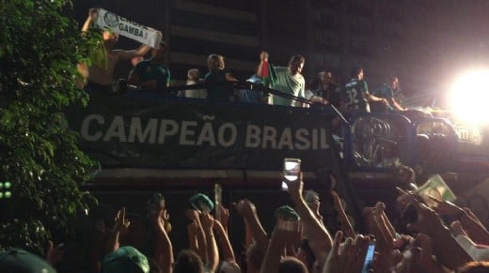 Fernando Prass mostrou faixa dizendo 'chupa Gambá' na festa do título do Palmeiras