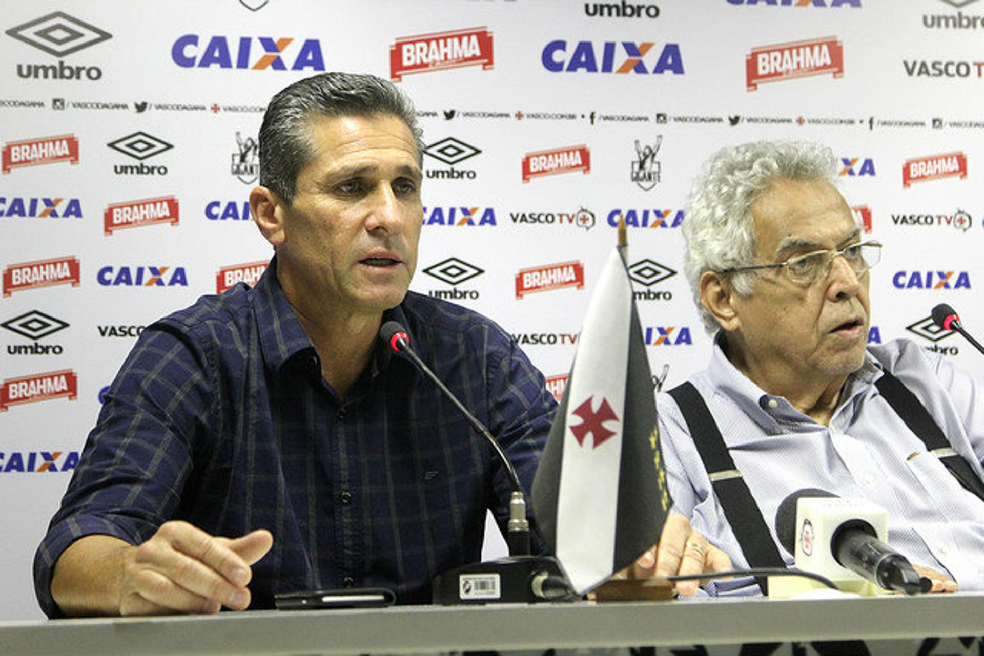 Jorginho ao lado de Eurico na coletiva que sacramentou a saída do treinador do Vasco