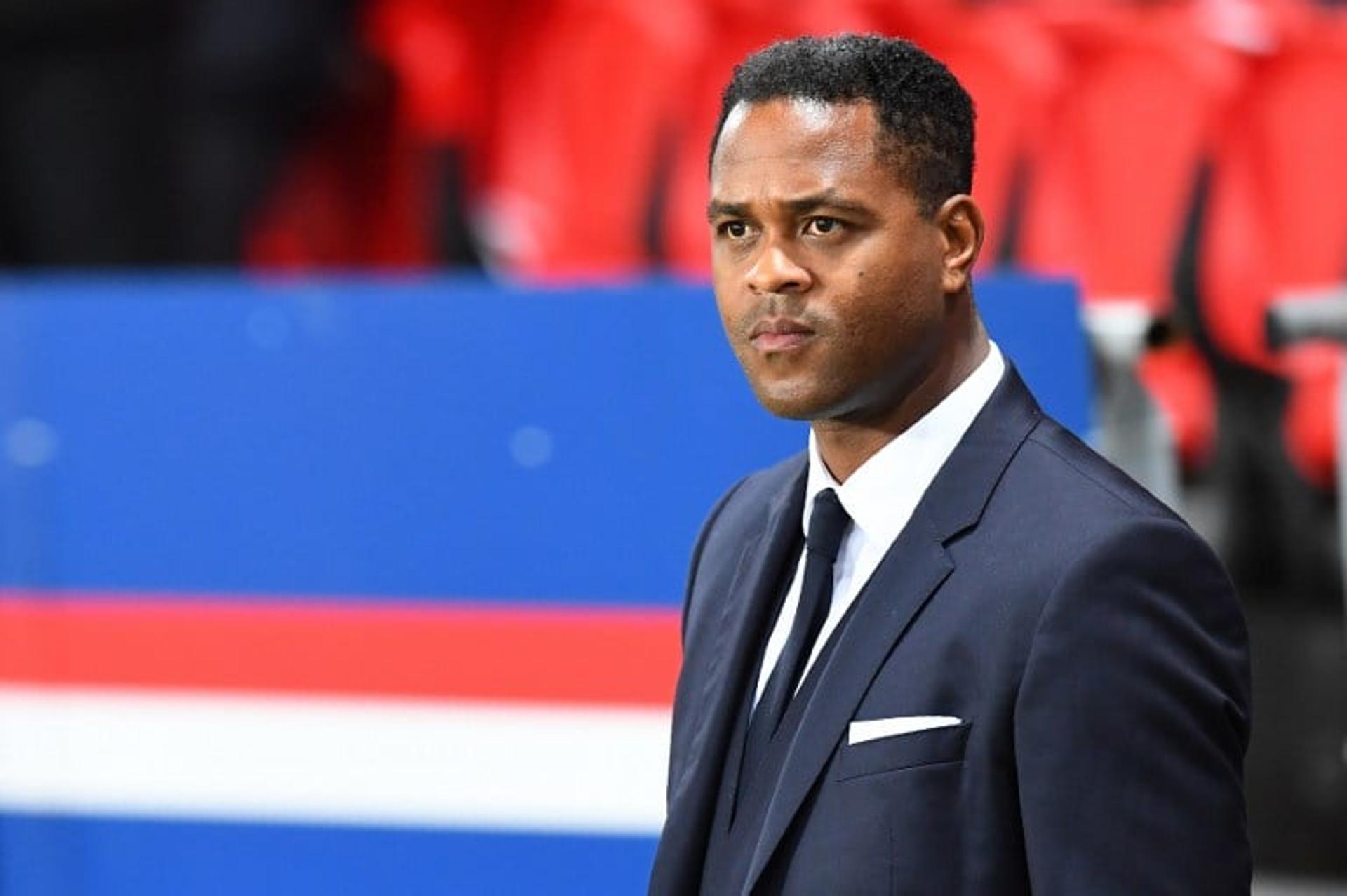 Diretor do PSG, Patrick Kluivert começou a negociar com o pai de Messi para levá-lo ao clube francês em 2018