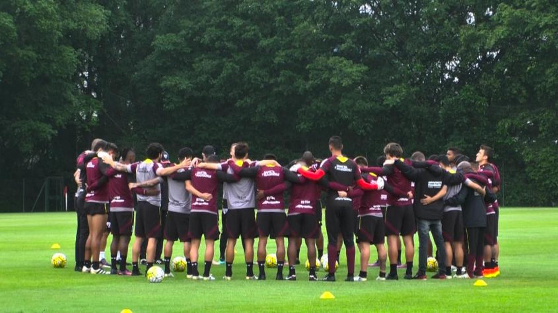 São Paulo faz minuto de silêncio pela Chape antes do treino