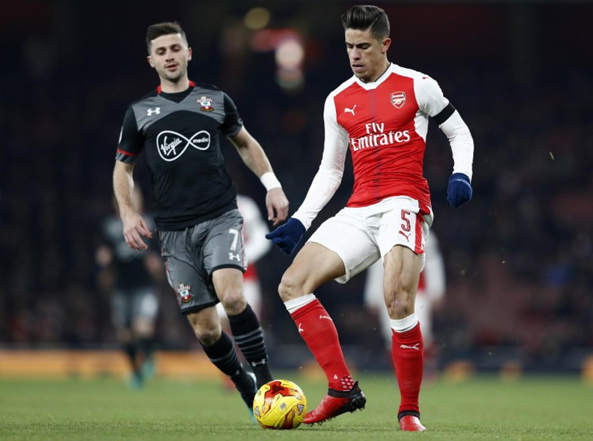 Shane Long e Gabriel Paulista - Arsenal x Southampton