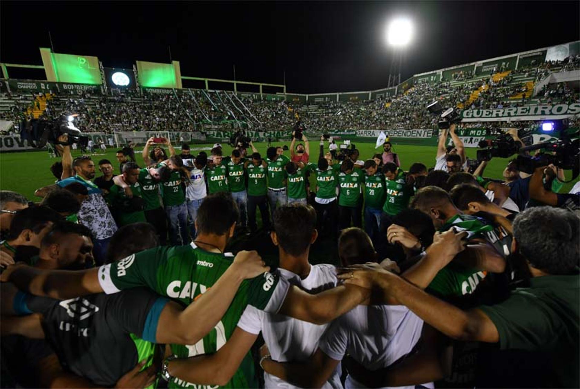 chapecoense jogadores e torcida