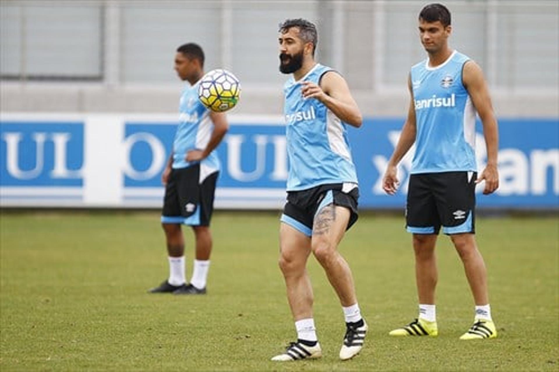 Elenco do Grêmio treina no CT Luiz Carvalho