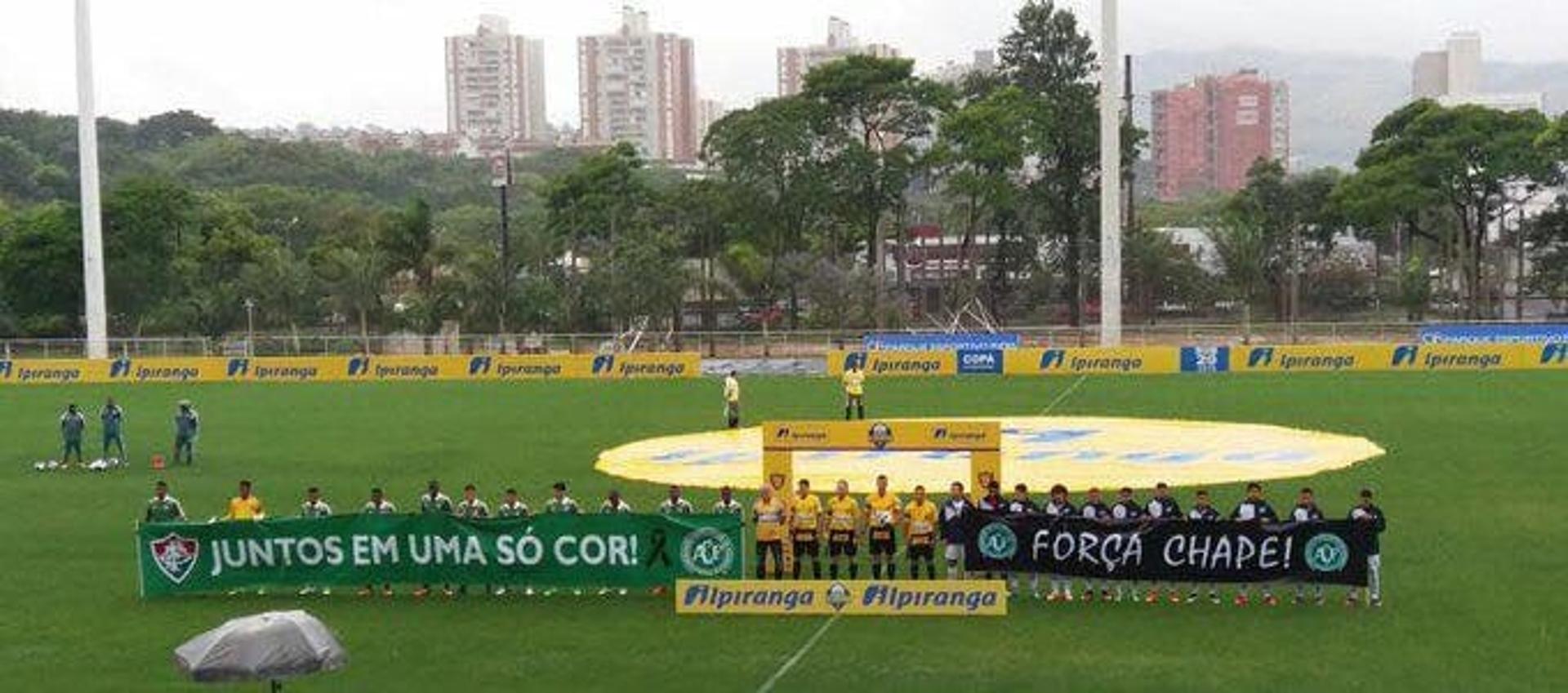 Flu venceu o Nacional em jogo marcado pelas homenagens à Chape