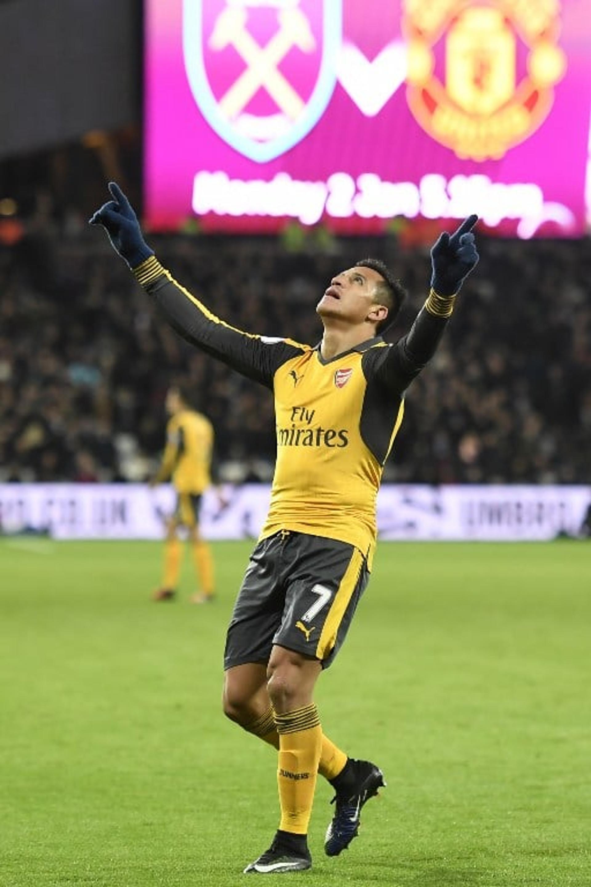 Segundo a "Sky Sports", o Arsenal informou ao PSG que Alexis Sánchez é intransferível. O jogador também é alvo de outros clubes, mas de acordo com a imprensa inglesa, o chileno segue nos planos dos Gunners.