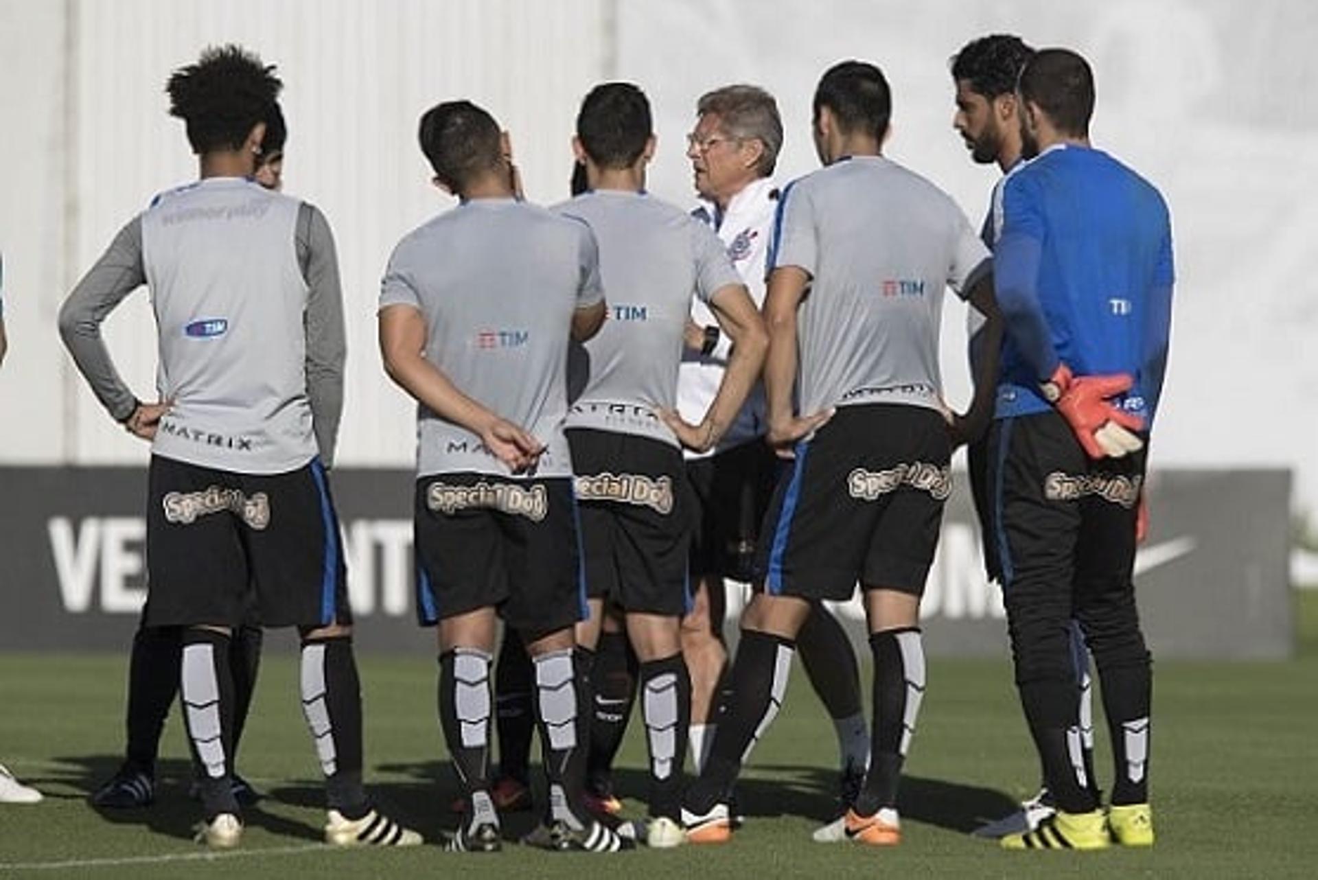 Oswaldo de Oliveira conversa com elenco do Corinthians