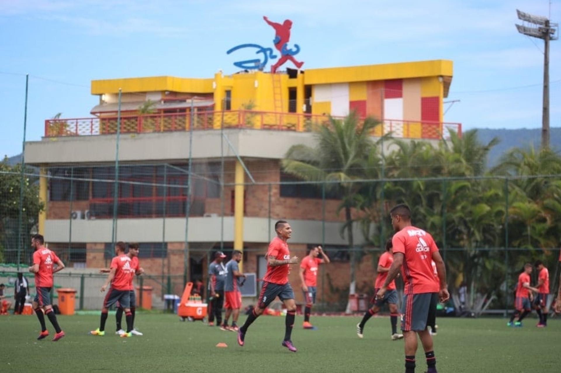 Flamengo treina no clube de Zico com a presença do ídolo