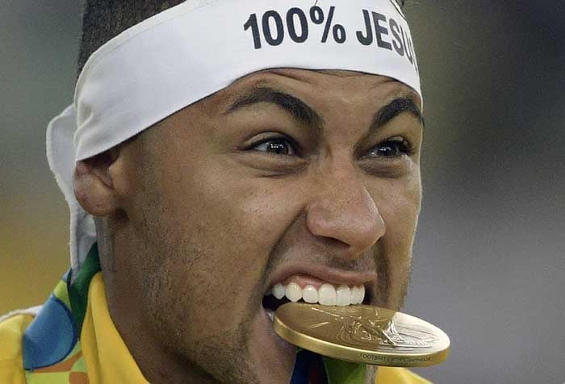 Foto do ano - Neymar morde o ouro