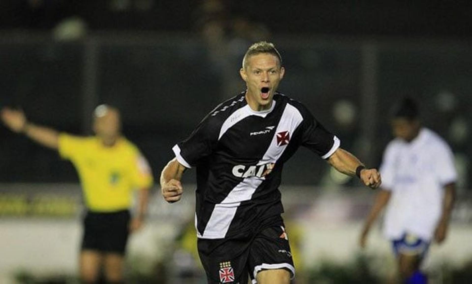 Marlone - Com a camisa do Vasco