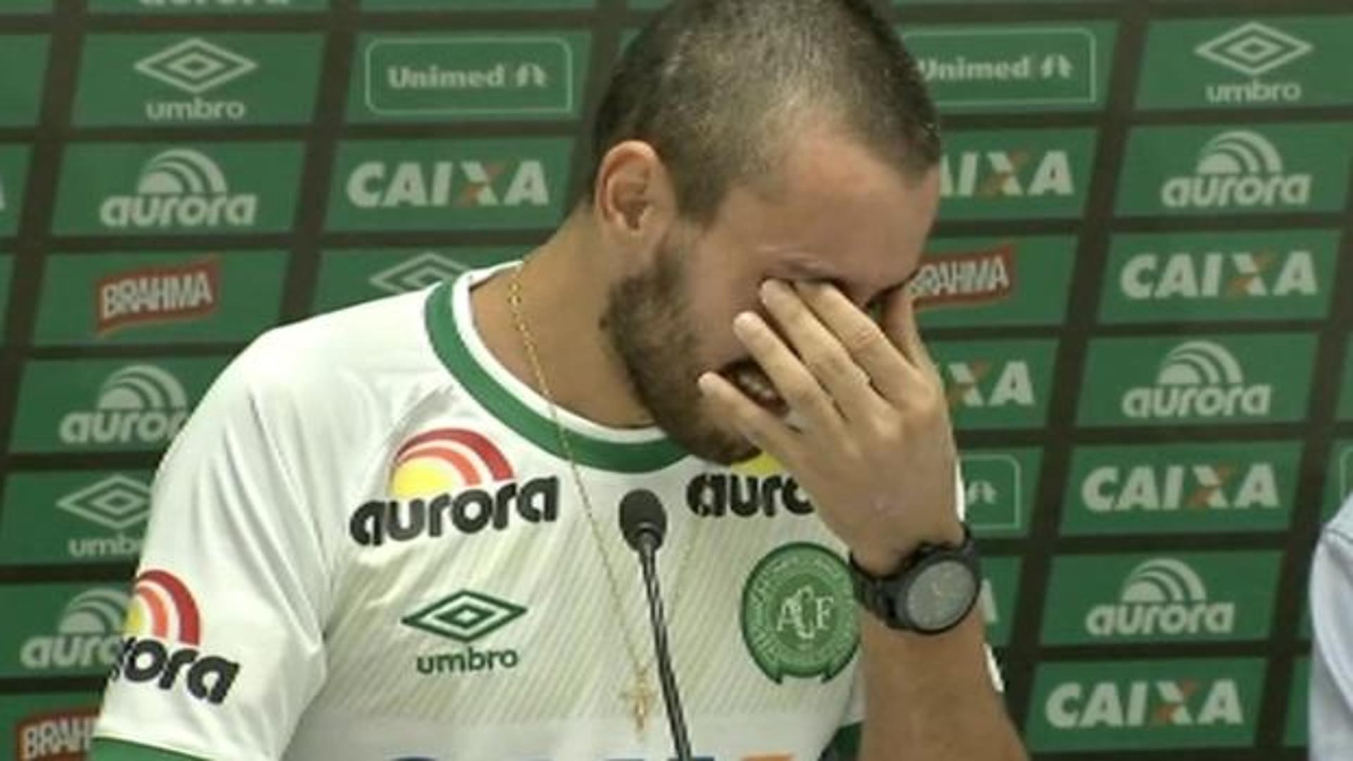 Alan Ruschel chora em coletiva