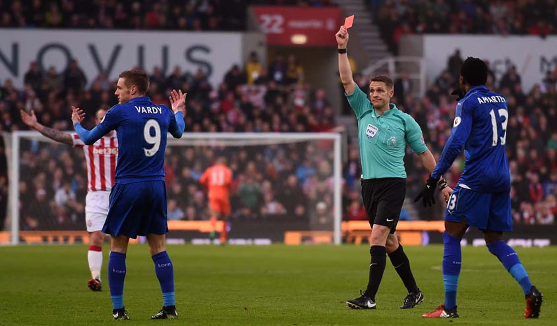 Vardy recebe cartão vermelho