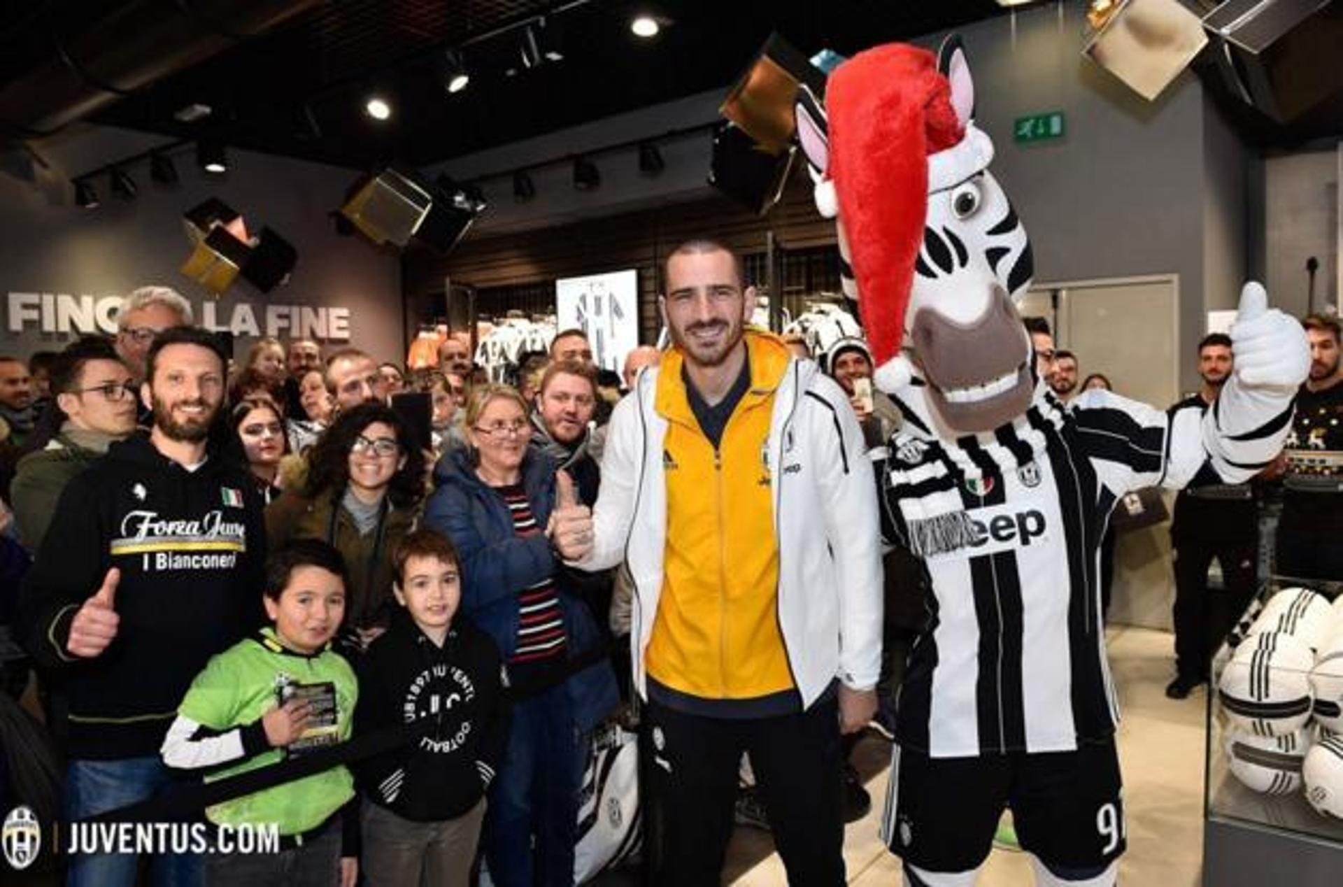 Imagens da festa pela renovação de Bonucci