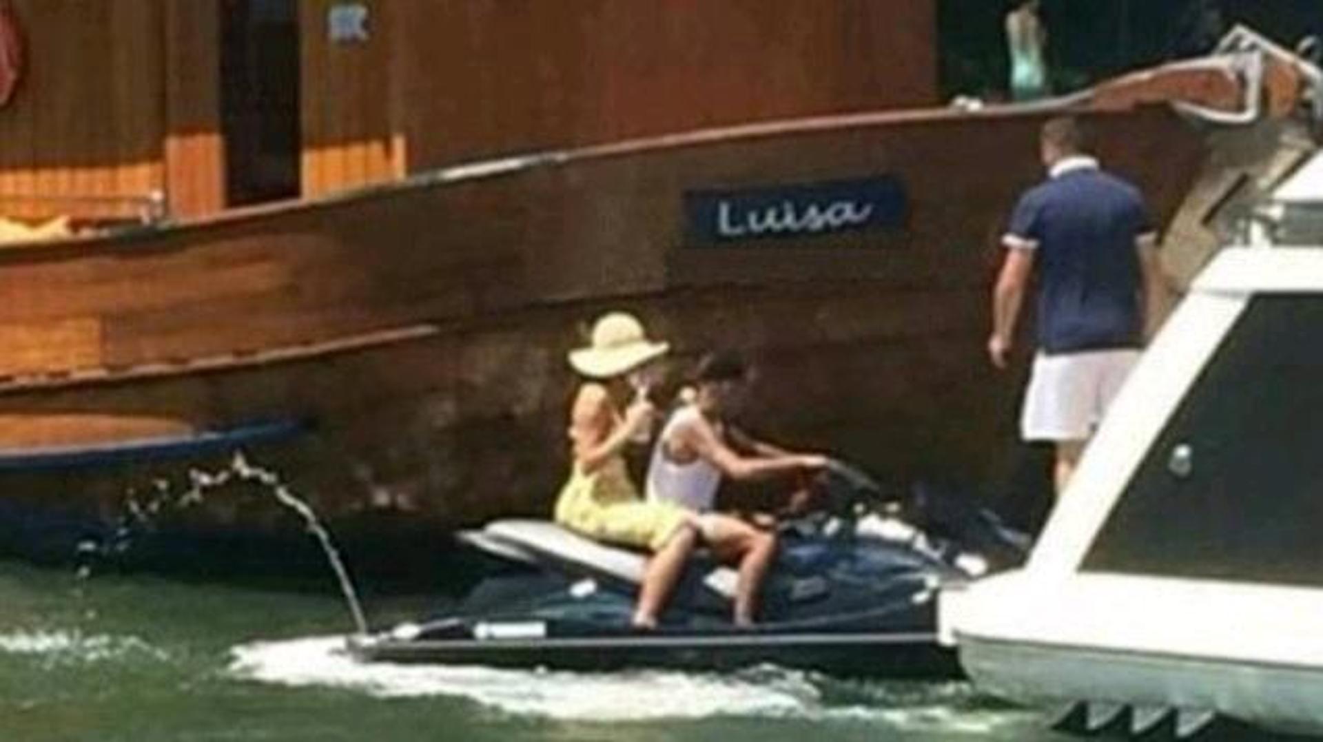 Neymar e Marquezine passeiam de jet ski