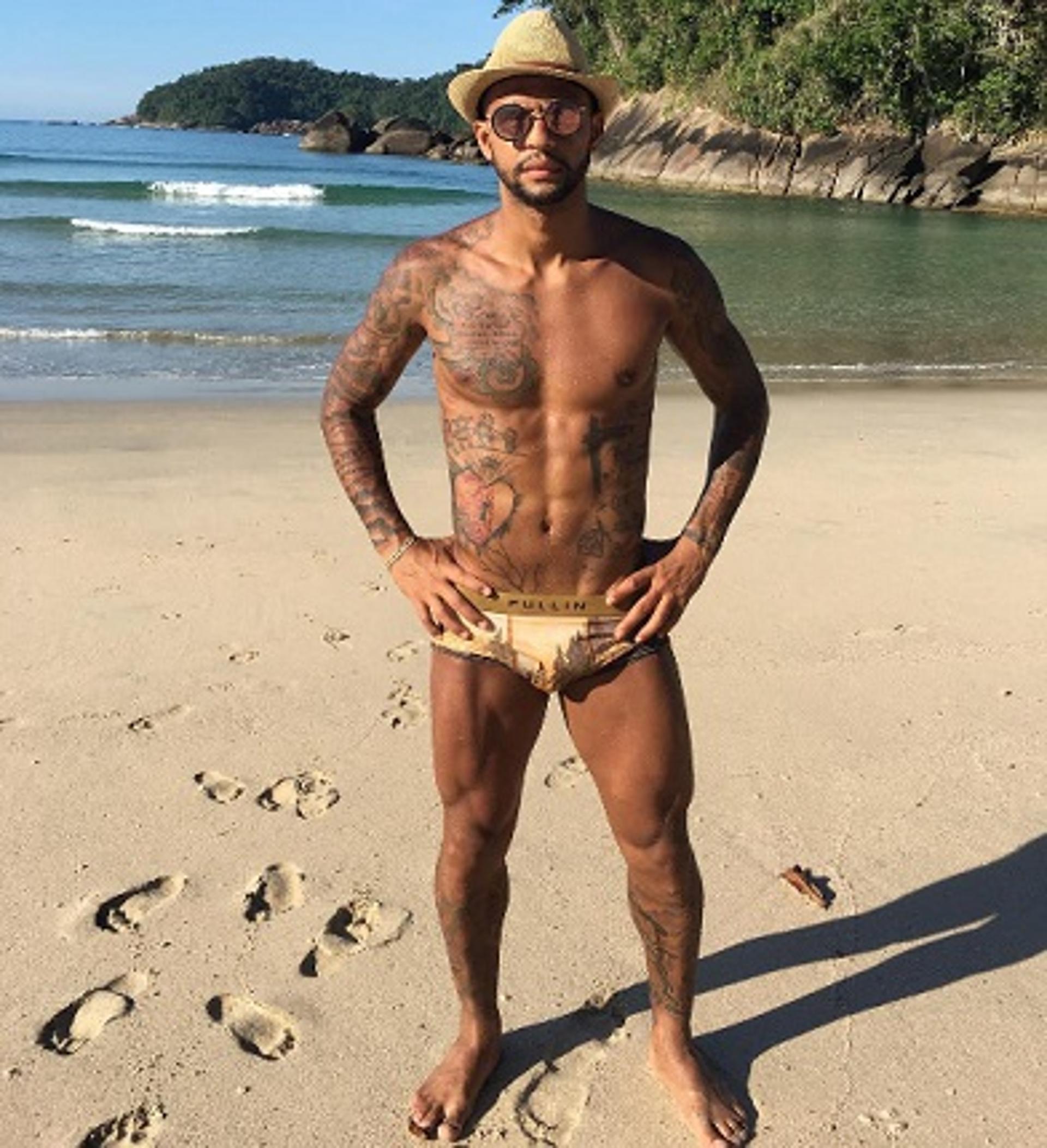 Felipe Melo curte férias no Rio de Janeiro