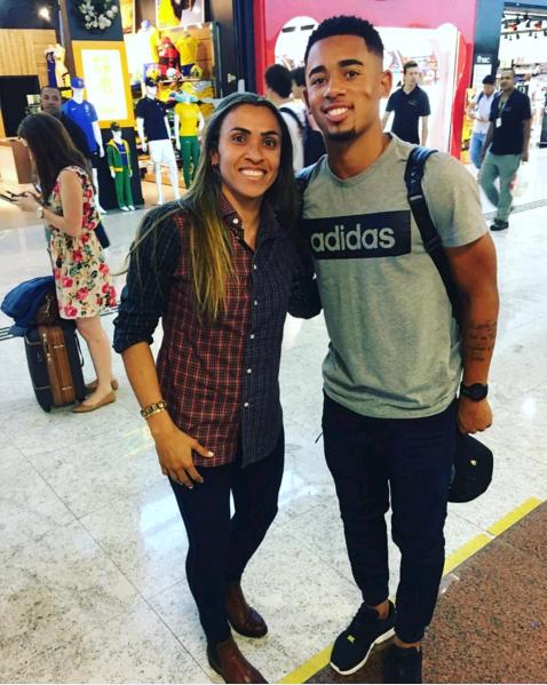 Marta e Gabriel Jesus se encontram em aeroporto