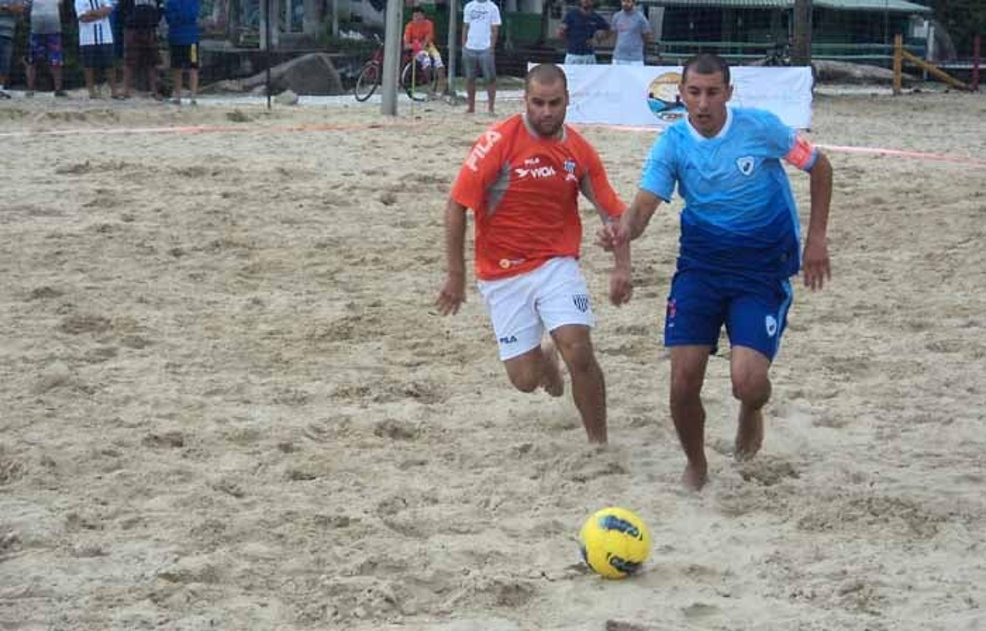 Aos 41 anos, Zia, do Avaí (à direita), vai se despedir do beach soccer em Santos