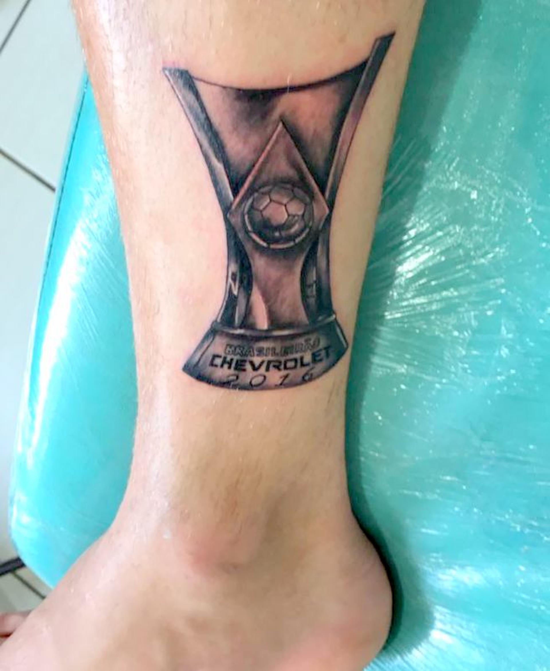 Tatuagem de Róger Guedes