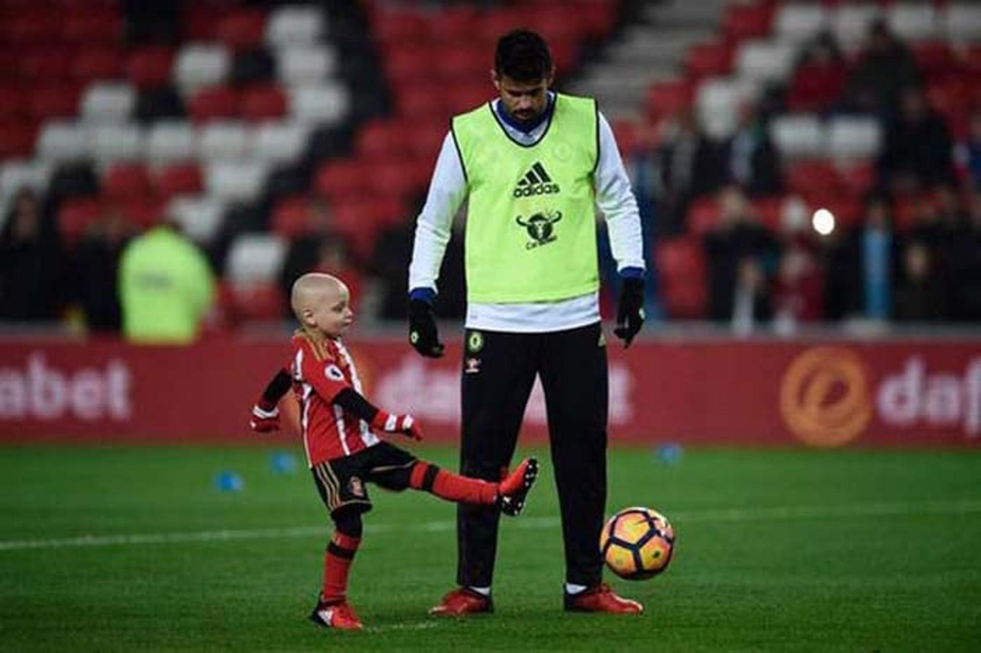 Bradley Lowery acompanhado por Diego Costa, atacante do Chelsea&nbsp;